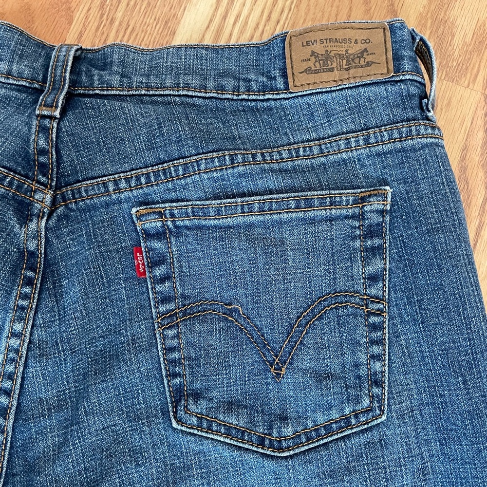 Size 12M medium wash Levi 505 straight